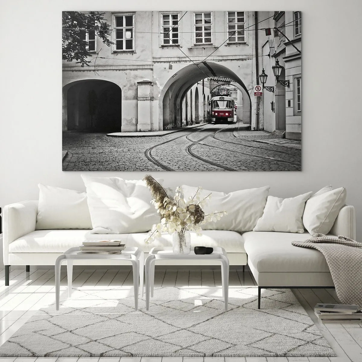 Üveg kép - Fekete-fehér villamos egy régi utcában - 70x50cm - A város labirintusán keresztül - Modern fali dekoráció nappalihoz és hálószobához ARTTOR