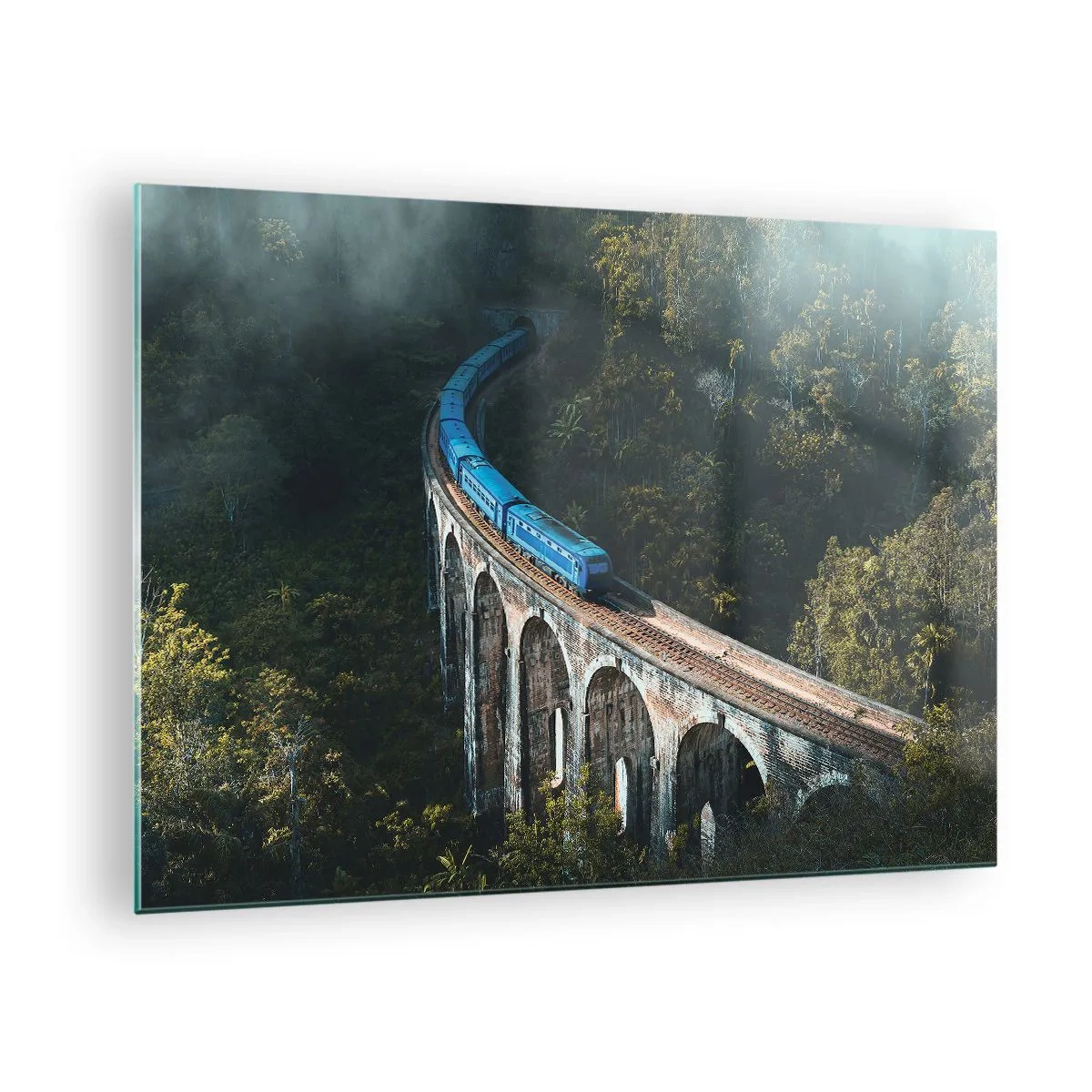 Üveg kép - Egy kék vonat halad egy kő viadukton az erdőben - 70x50cm - Vonzódás a természethez - Modern fali dekoráció nappalihoz és hálószobához ARTTOR