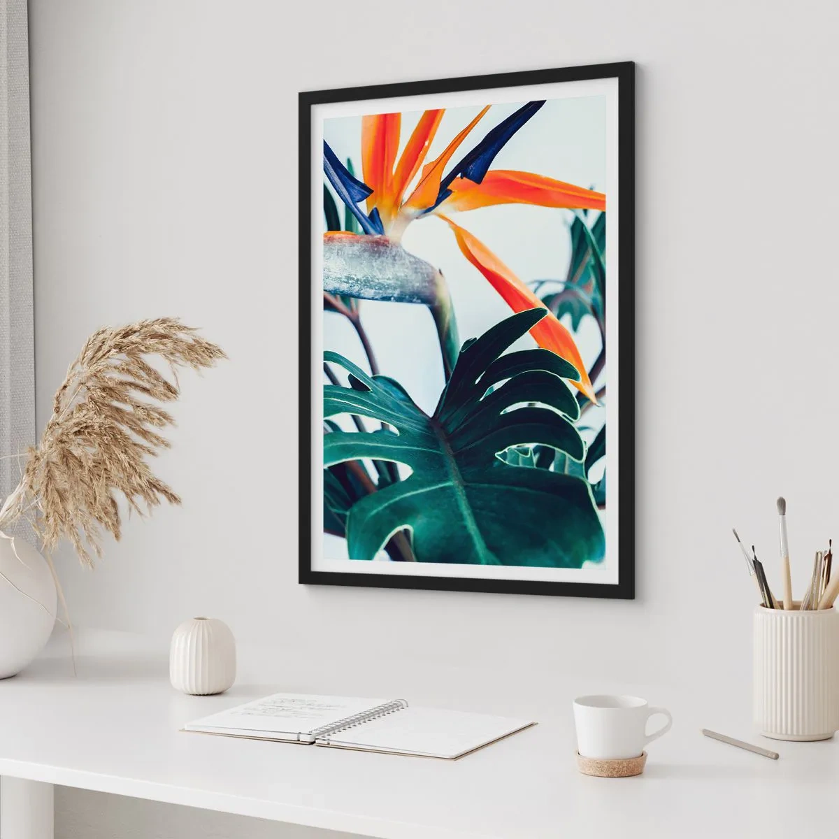 Poszter fehér keretben - Közeli kép egy zöld levelekkel körülvett strelitzia virágról - 50x70cm - Madárkalitka - Modern fali dekoráció nappalihoz és hálószobához ARTTOR