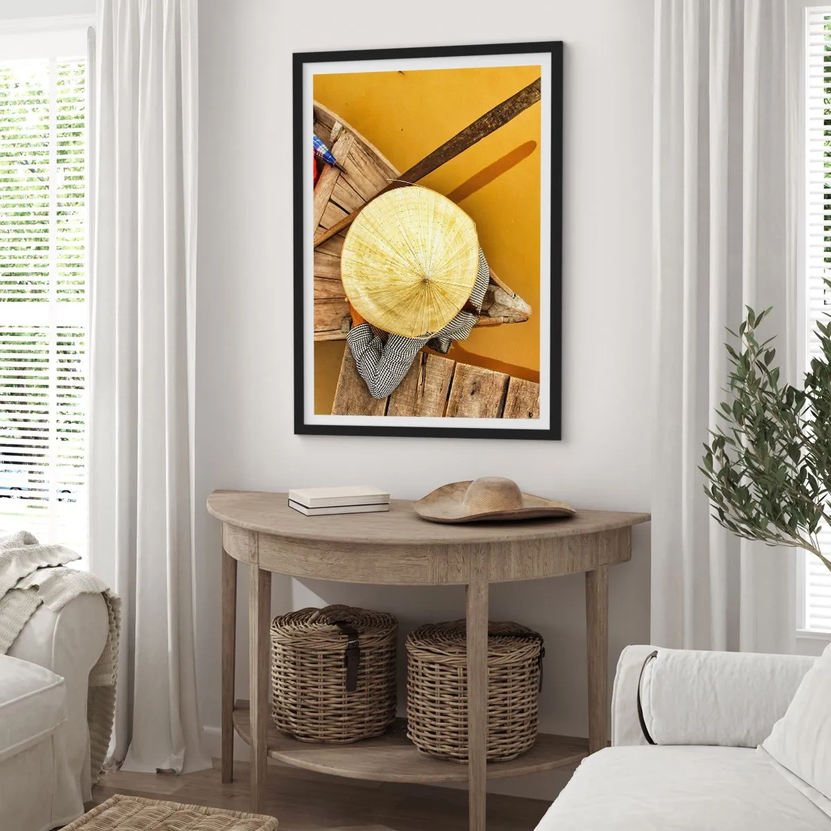Poszter fehér keretben - Egy hagyományos kalap egy fából készült hajó és a víz hátterében. - 50x70cm - Élet a Sárga-folyón - Modern fali dekoráció nappalihoz és hálószobához ARTTOR