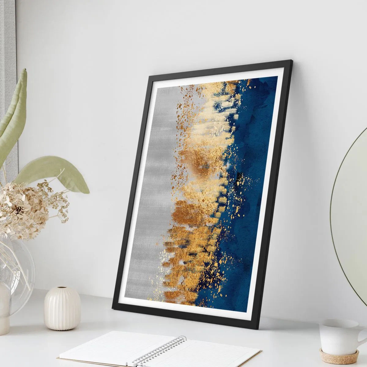 Poszter fehér keretben - Absztrakt kompozíció sötétkék, arany és ezüst árnyalatokban - 50x70cm - Modern kompozíció csillogással - Modern fali dekoráció nappalihoz és hálószobához ARTTOR