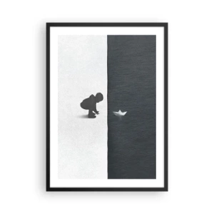 Poszter fehér keretben - Egy gyermek papírhajóval a víz fölé hajol - 50x70cm - Nagy utazás - Modern fali dekoráció nappalihoz és hálószobához ARTTOR