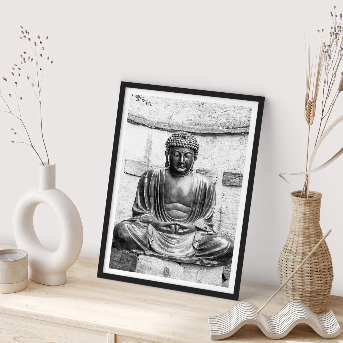 Poszter fehér keretben - Buddha szobra meditatív pózban, monokróm tónusokkal - 50x70cm - A béke forrásánál - Modern fali dekoráció nappalihoz és hálószobához ARTTOR
