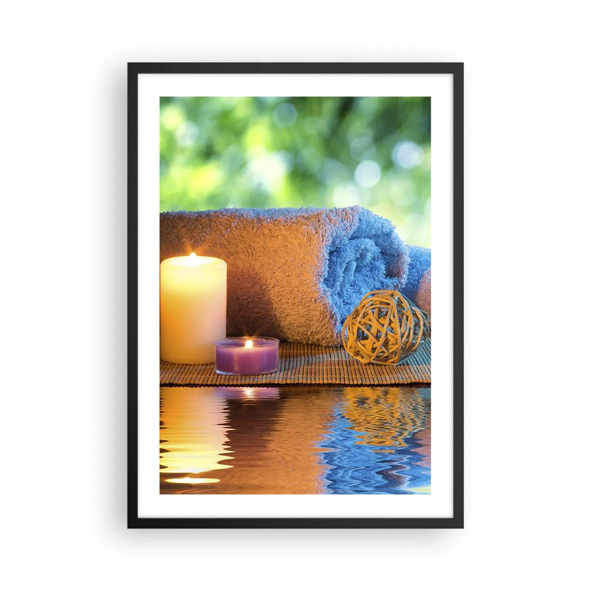 Poszter fehér keretben - Gyertyák és egy törölköző a természeti táj hátterében - 50x70cm - Idő a testnek - Modern fali dekoráció nappalihoz és hálószobához ARTTOR