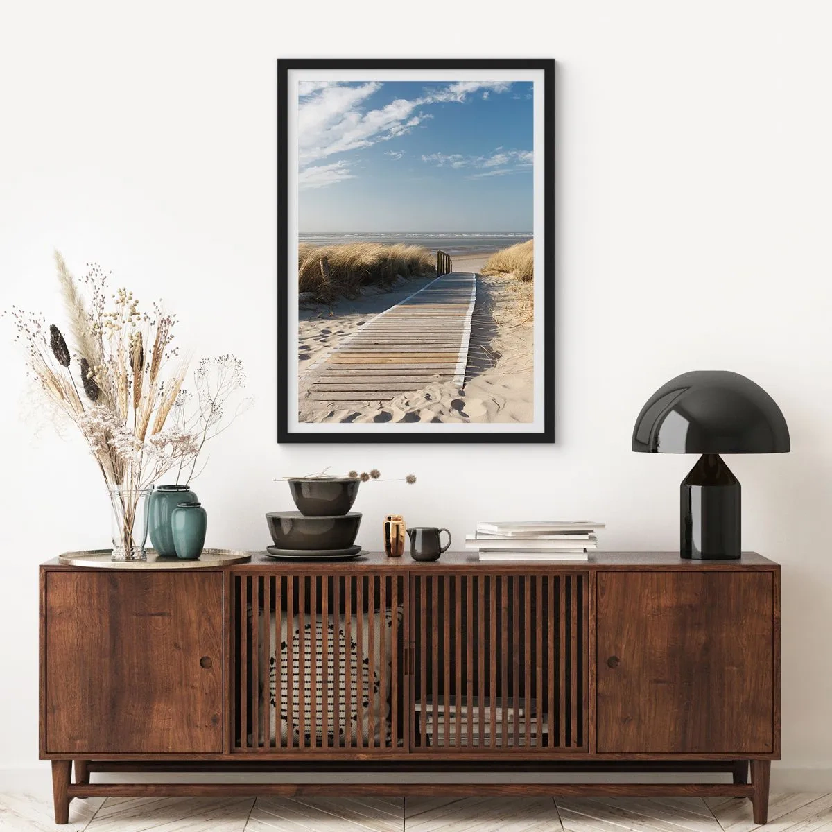 Poszter fehér keretben - Tengerparti ösvény a dűnék között, kék éggel - 50x70cm - A dűne mögött, a fű susogásában - Modern fali dekoráció nappalihoz és hálószobához ARTTOR