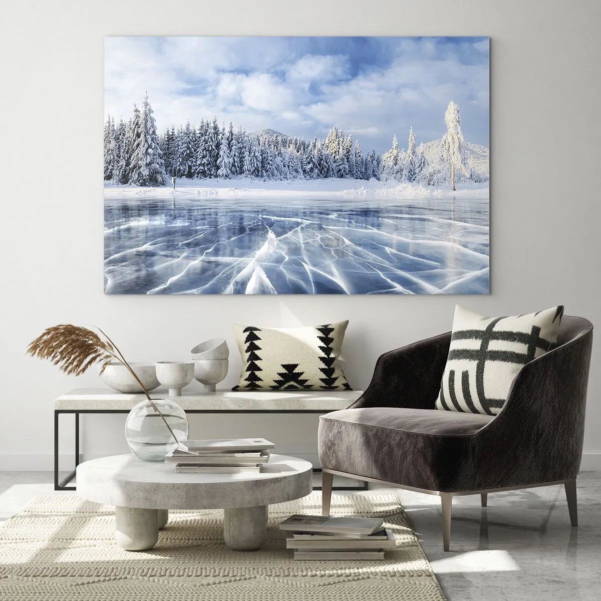 Üveg kép - Egy befagyott tó, amelyet téli erdő vesz körül - 70x50cm - Káprázatos és kristályos látvány - Modern fali dekoráció nappalihoz és hálószobához ARTTOR
