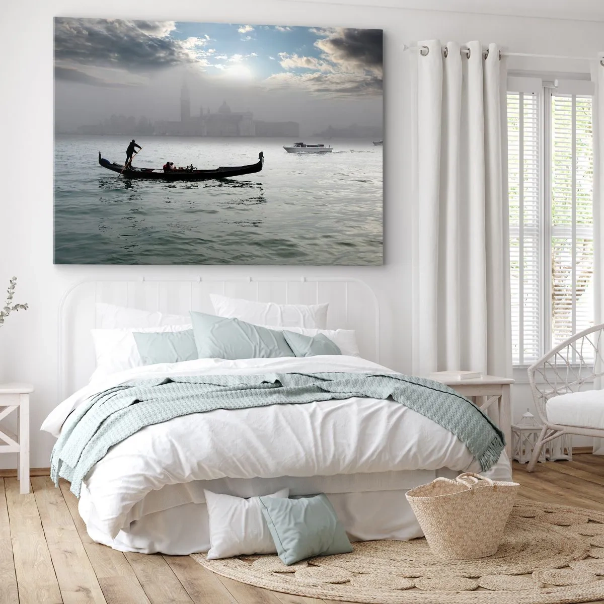 Vászonkép - Egy gondola siklik Velence vizein egy ködös reggelen, kilátással a városra. - 70x50cm - Egy mesés város vízből és ködből - Modern fali dekoráció nappalihoz és hálószobához ARTTOR