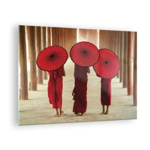 Üveg kép - Piros esernyős szerzetesek sétálnak egy fa folyosón - 70x50cm - Útban a Tiszta Föld felé - Modern fali dekoráció nappalihoz és hálószobához ARTTOR