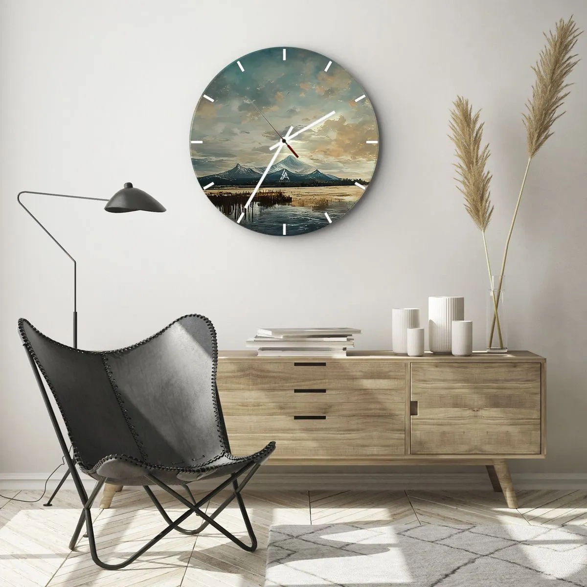 Falióra, Óra - Hófödte hegycsúcsok tükröződnek a tó felszínén - 30x30cm - Az ég védelme alatt - Modern fali dekoráció nappalihoz, konyhához és hálószobához ARTTOR