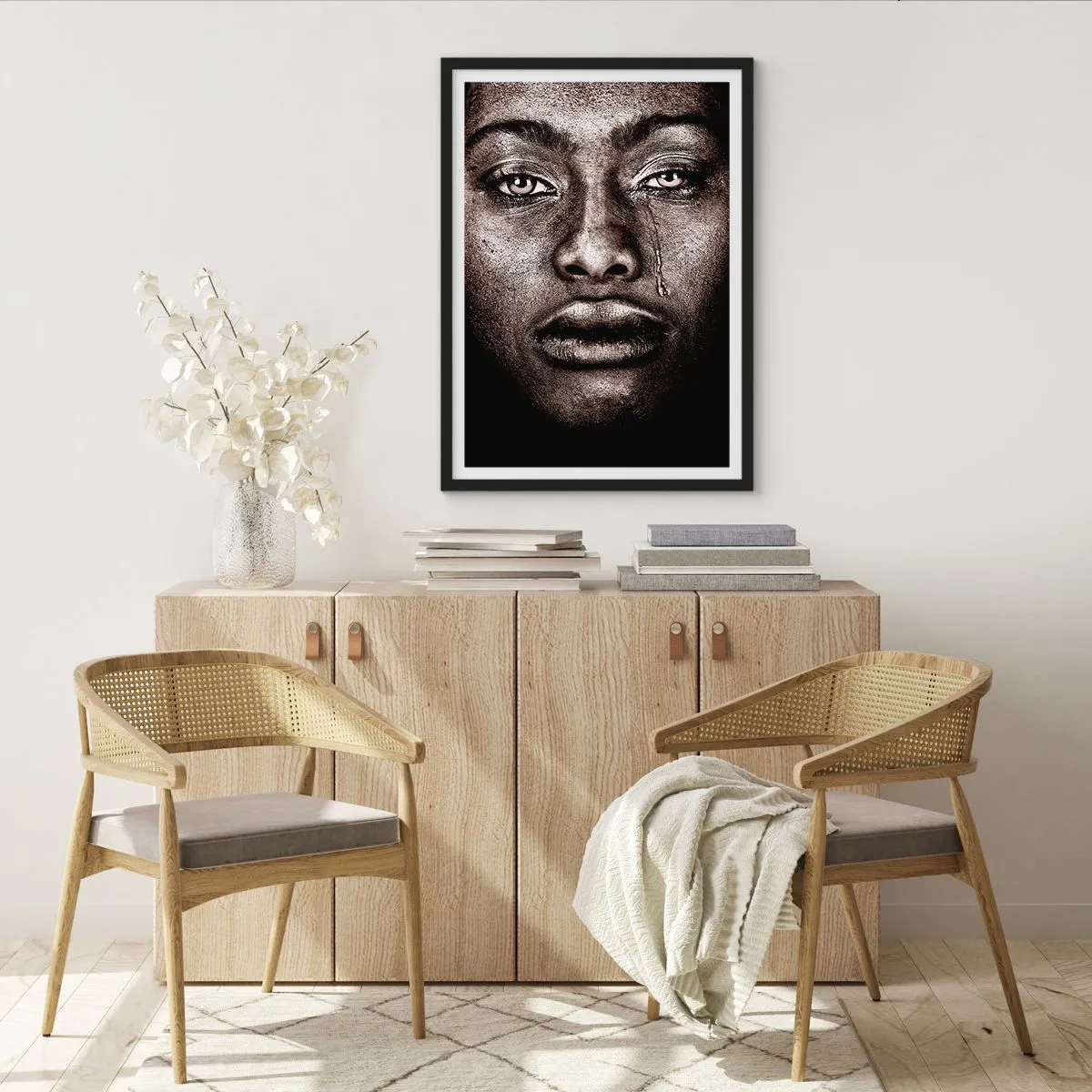 Poszter fehér keretben - Egy kifejező könnycseppel ellátott arc portréja monokróm stílusban - 50x70cm - Egy könnycsepp - Modern fali dekoráció nappalihoz és hálószobához ARTTOR