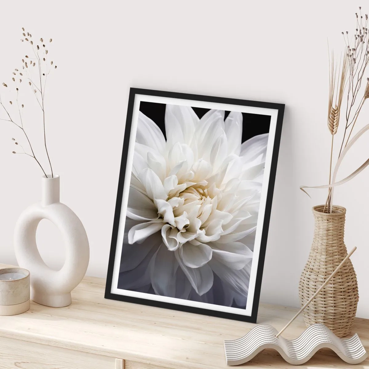 Poszter fehér keretben - Fehér dália közeli képe sötét háttér előtt - 50x70cm - Menyasszony reggele - Modern fali dekoráció nappalihoz és hálószobához ARTTOR