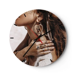 Falióra, Óra - Egy nő díszes ékszerekkel, homok és fény hátterében - 30x30cm - Az érintetlen tengerpart királynője - Modern fali dekoráció nappalihoz, konyhához és hálószobához ARTTOR