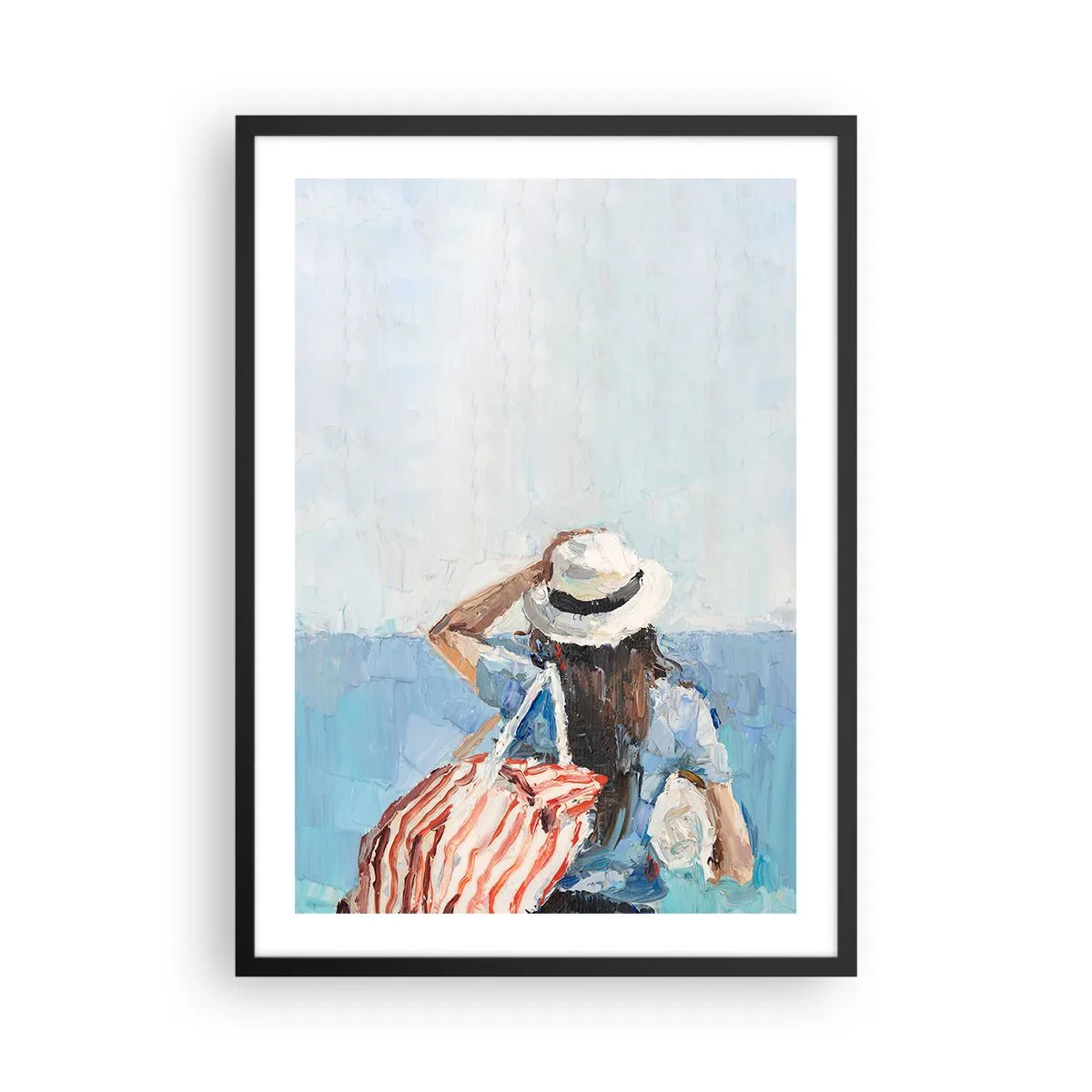 Poszter fehér keretben - Egy kalapos nő a tengerre néz - 50x70cm - Üdvözöljük a nyaraláson - Modern fali dekoráció nappalihoz és hálószobához ARTTOR