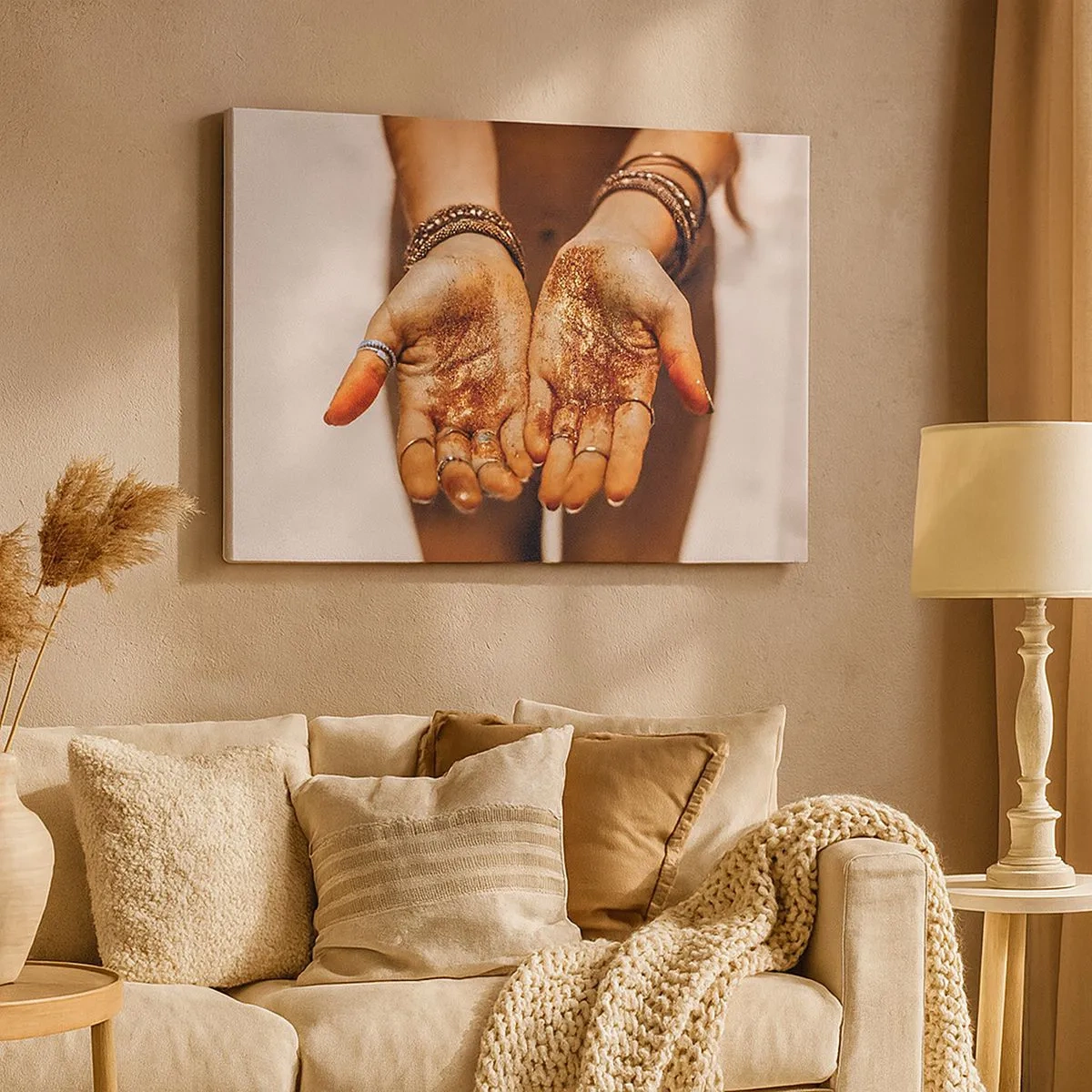 Vászonkép - Meleg árnyalatú csillámporral díszített kezek közeli képe - 70x50cm - Ajándék neked - Modern fali dekoráció nappalihoz és hálószobához ARTTOR