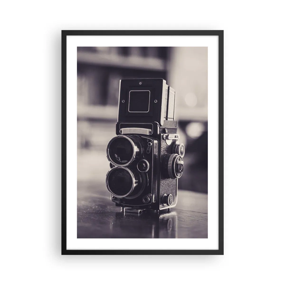 Poszter fehér keretben - Antik vintage fényképezőgép egy fa pulton - 50x70cm - Egy régi fénykép varázsa - Modern fali dekoráció nappalihoz és hálószobához ARTTOR