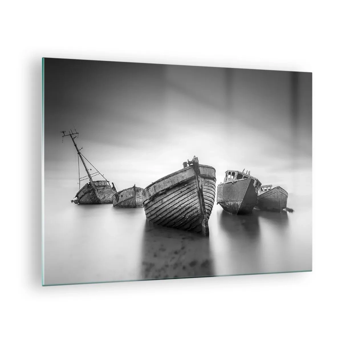 Üveg kép - Elhagyott hajók nyugodt vízen, fekete-fehérben - 70x50cm - Csak emlékek... - Modern fali dekoráció nappalihoz és hálószobához ARTTOR