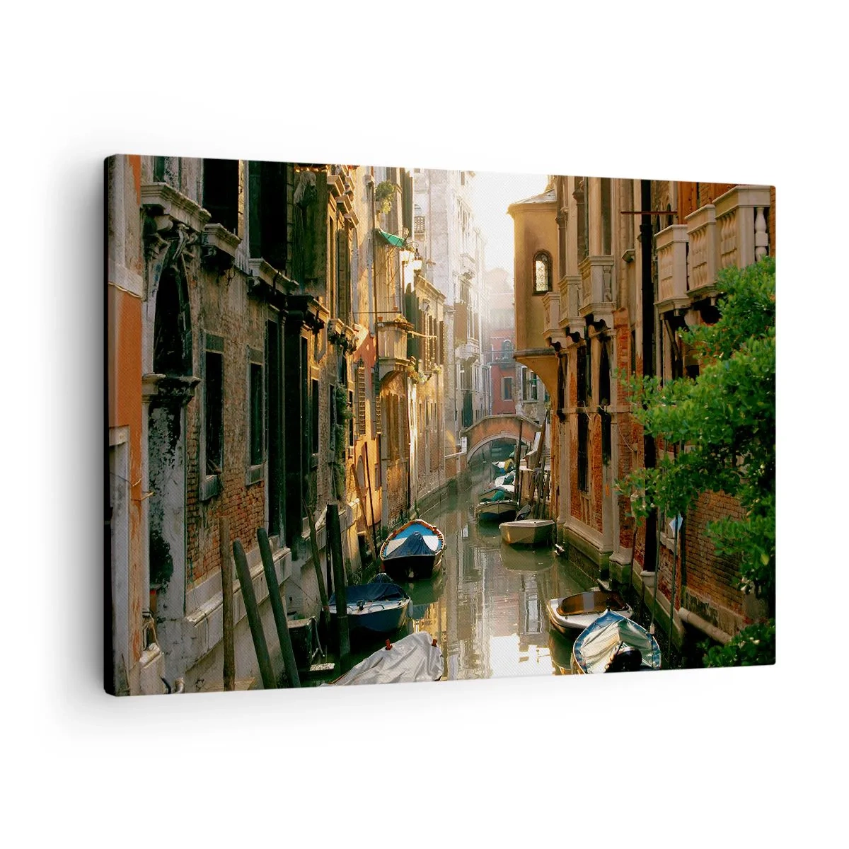 Vászonkép - Egy festői csatorna Velencében hajókkal és egy híddal - 70x50cm - Egy velencei sikátorban - Modern fali dekoráció nappalihoz és hálószobához ARTTOR