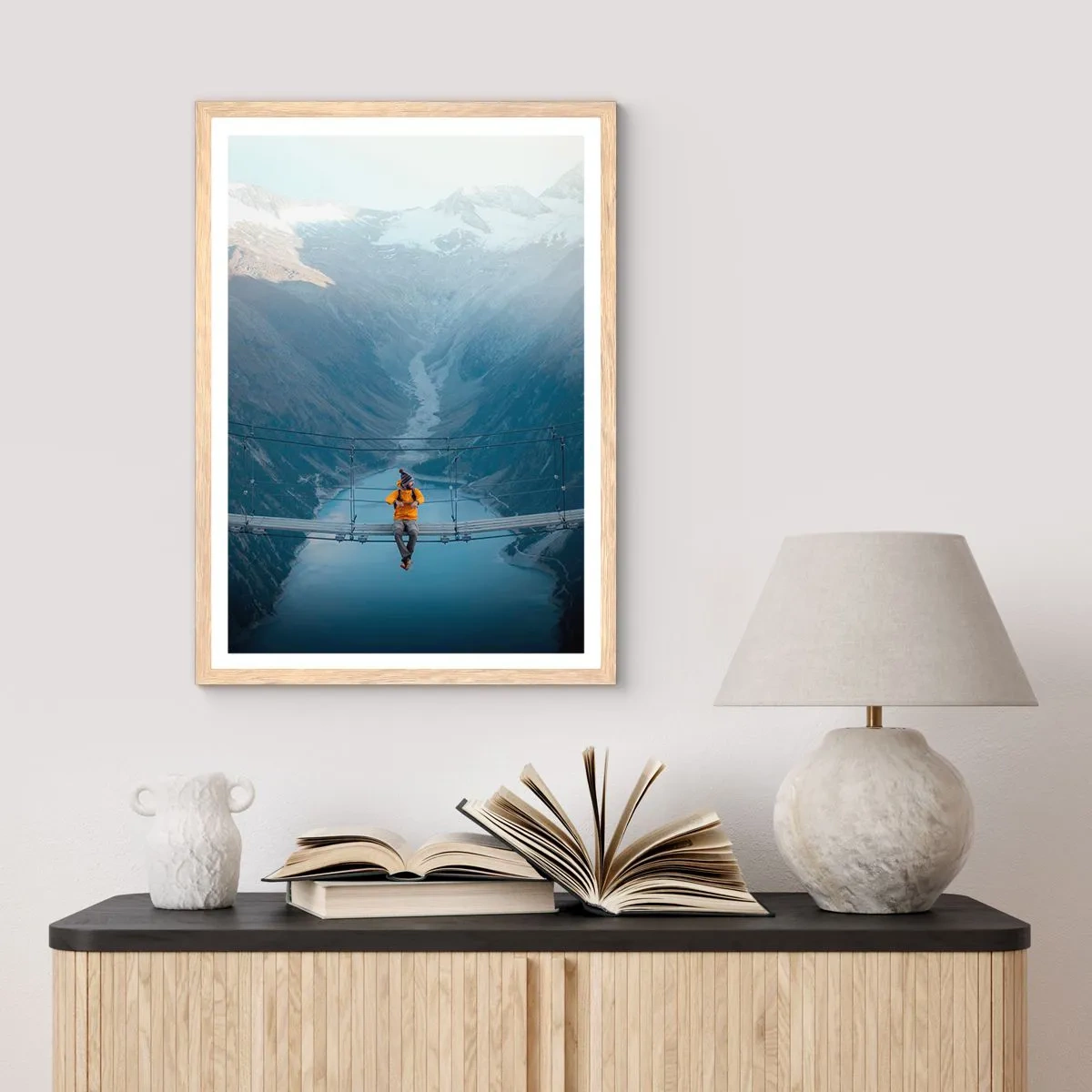 Poszter világos tölgy keretben - Elragadtatott a felfüggesztésben - 70x100 cm