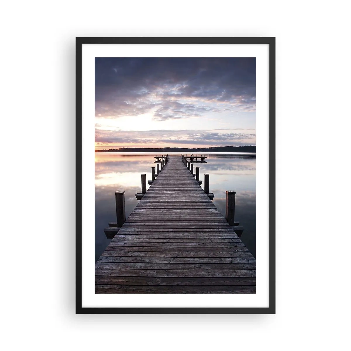 Poszter fehér keretben - Egy fából készült móló egy nyugodt tó felett naplementekor - 50x70cm - Csendes határ a nappal és az éjszaka között - Modern fali dekoráció nappalihoz és hálószobához ARTTOR