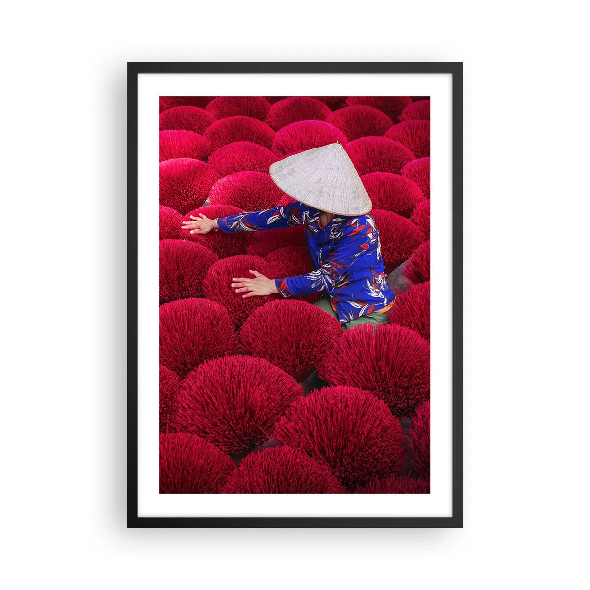 Poszter fehér keretben - Egy kalapos alak piros füstölőpálcikák hátterében - 50x70cm - A rizsföldön - Modern fali dekoráció nappalihoz és hálószobához ARTTOR