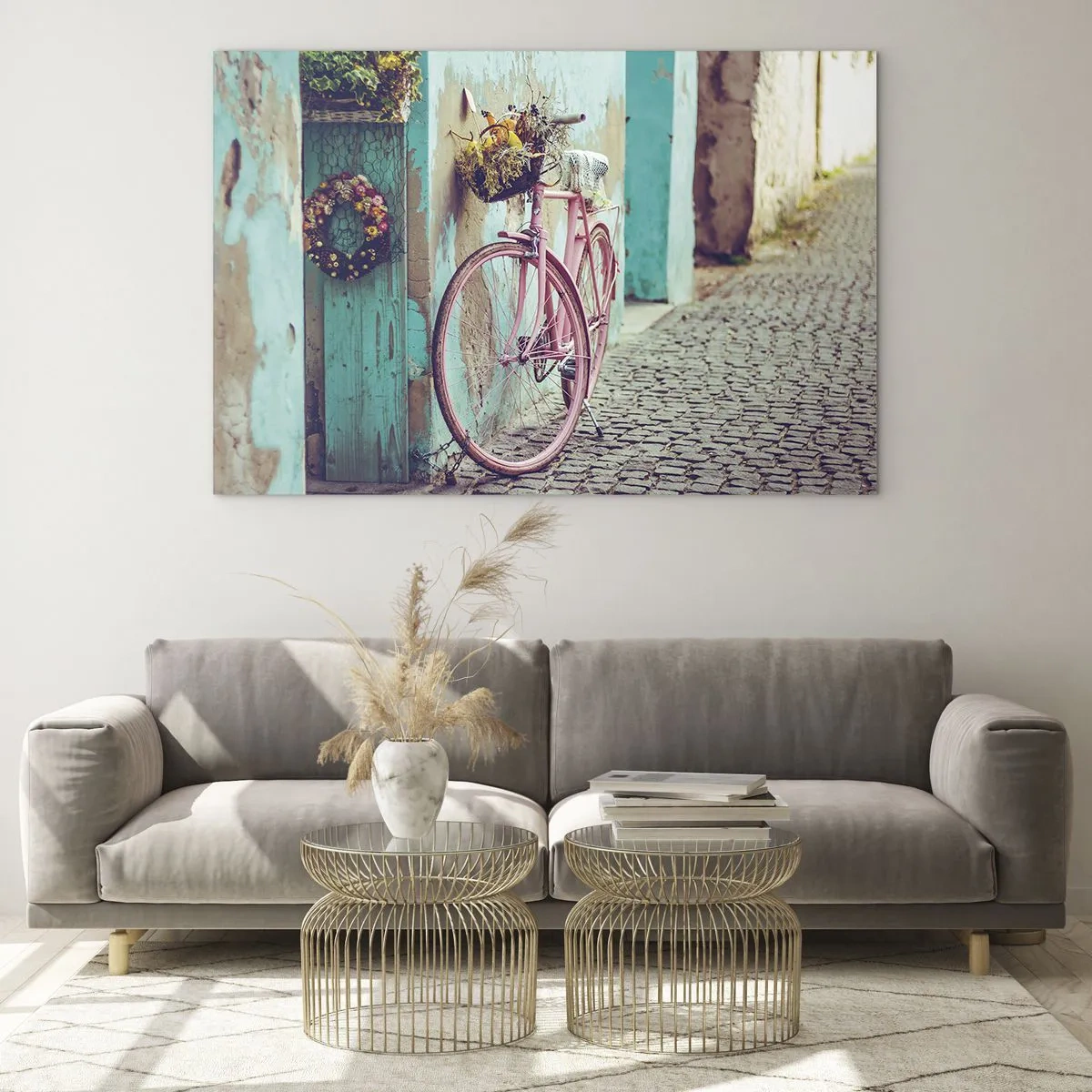 Üveg kép - Egy rózsaszín bicikli a falnak dőlve, pasztell háttér előtt virágkosarakban. - 70x50cm - Mindjárt visszajövök - Modern fali dekoráció nappalihoz és hálószobához ARTTOR