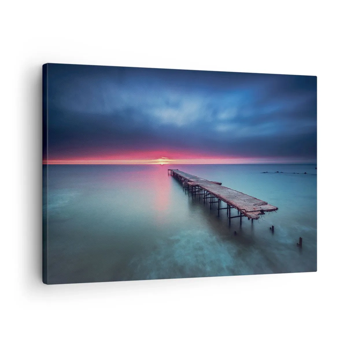 Vászonkép - Egy fa móló, amely egyenesen a tengerre vezet naplementekor - 70x50cm - Ég és föld között - Modern fali dekoráció nappalihoz és hálószobához ARTTOR