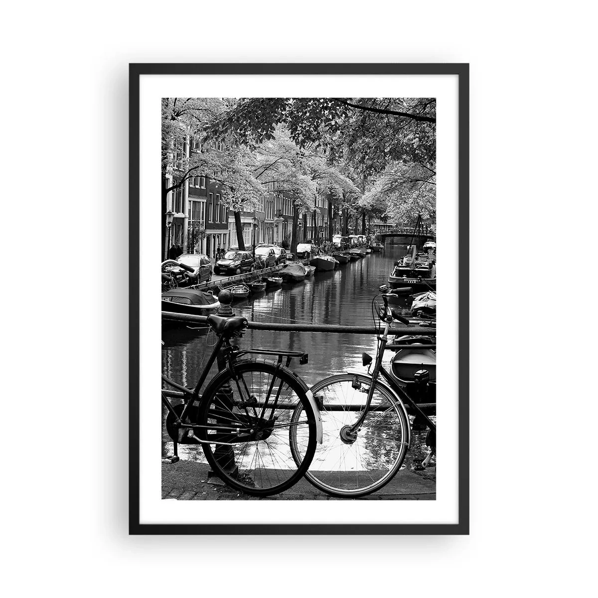 Poszter fehér keretben - Fekete-fehér kép egy csatornáról kerékpárokkal Amszterdamban - 50x70cm - Nagyon holland látvány - Modern fali dekoráció nappalihoz és hálószobához ARTTOR