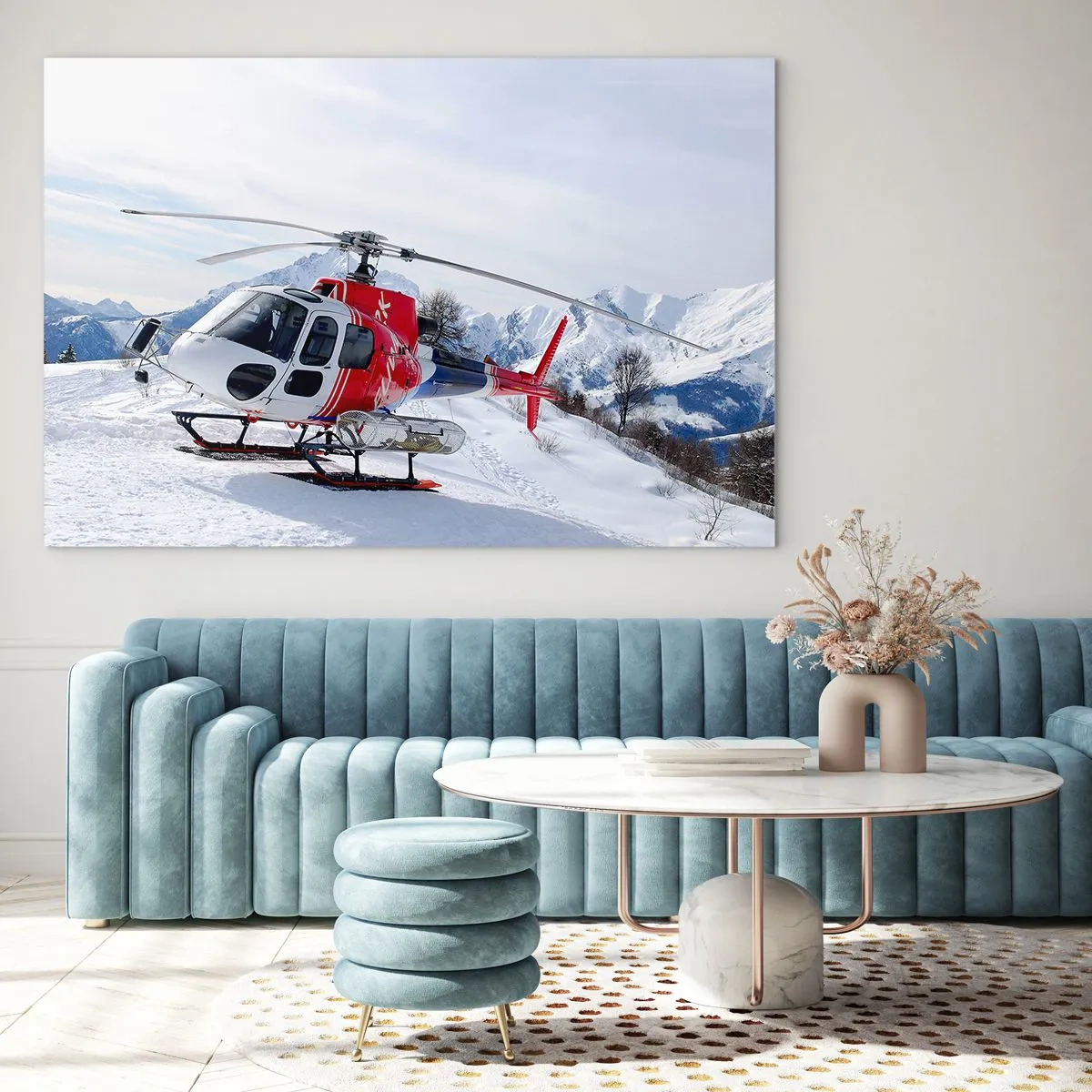 Üveg kép - Egy piros helikopter téli hegyi tájban - 70x50cm - Mindig készen - Modern fali dekoráció nappalihoz és hálószobához ARTTOR