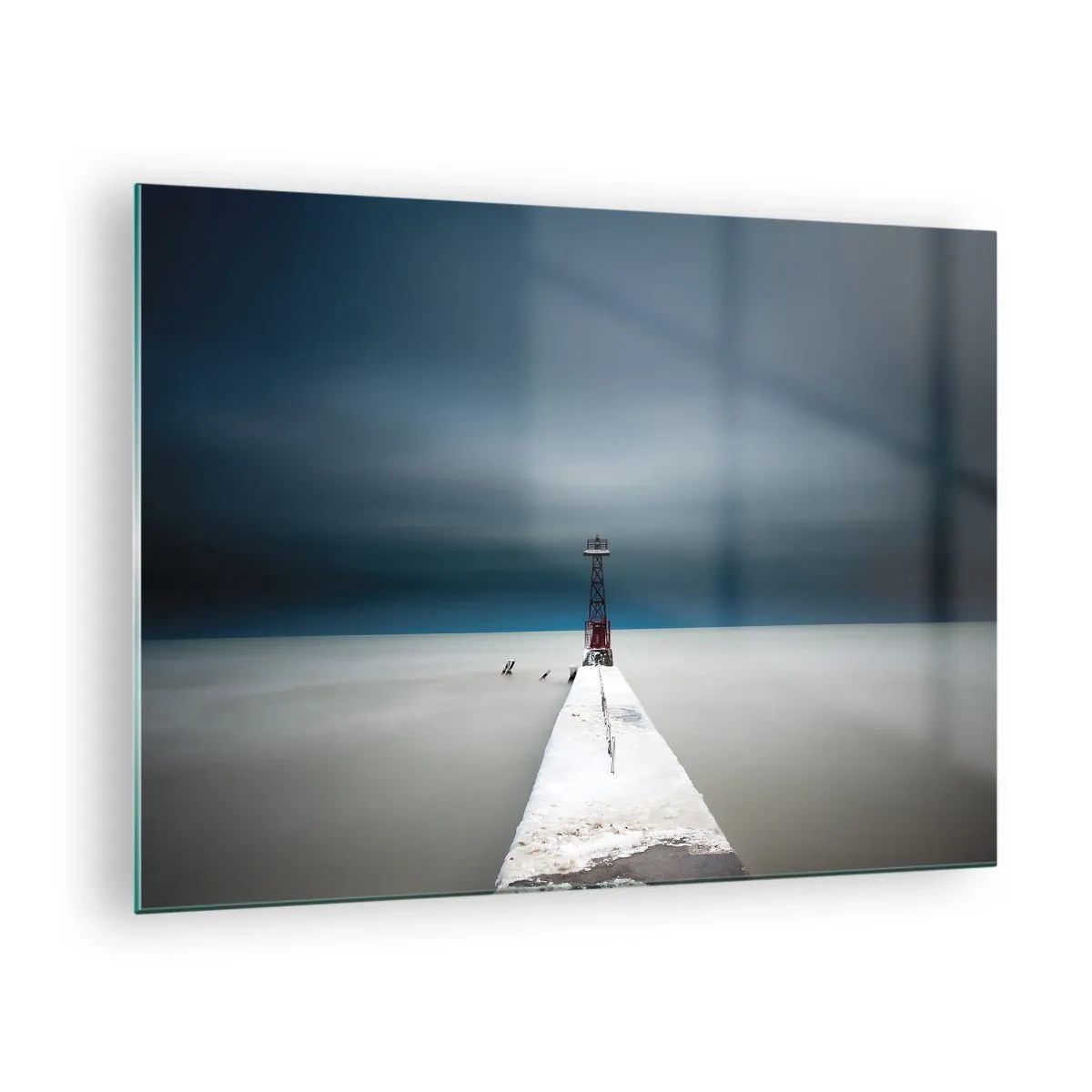 Üveg kép - Egy minimalista móló, amely a világítótoronyhoz vezet, a tenger és az ég hátterében - 70x50cm - A végtelenség irányába - Modern fali dekoráció nappalihoz és hálószobához ARTTOR