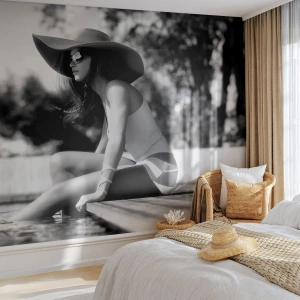 Fotótapéta Premium Sand - Egy nyári álom - Nő, Kalap, Úszómedence - 250x175 cm