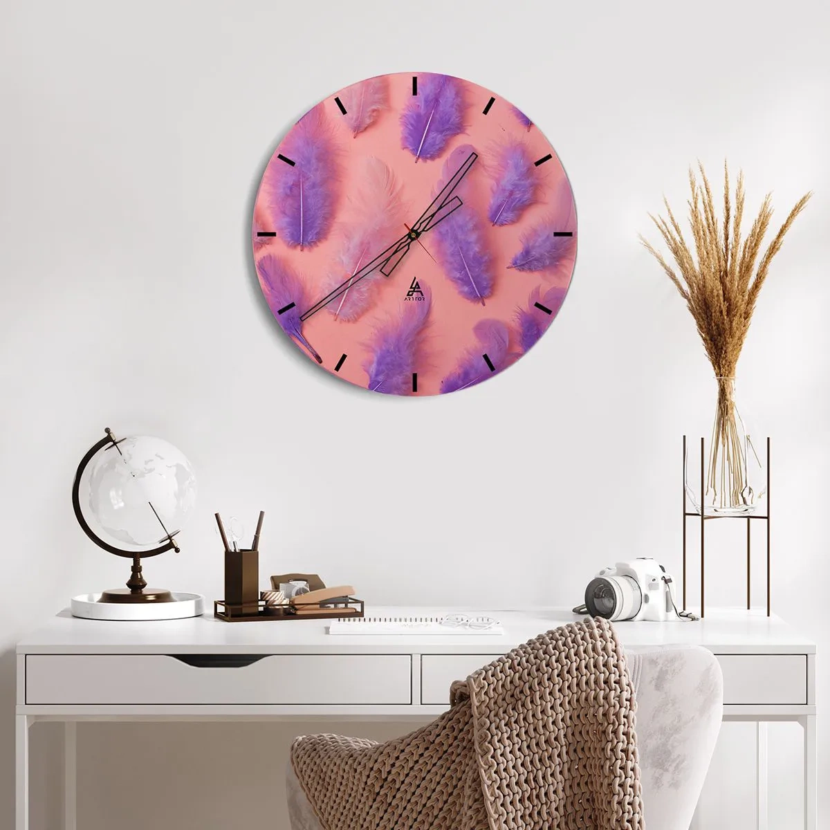 Falióra, Óra - Lila tollak rózsaszín alapon - 30x30cm - A vágy lila madara - Modern fali dekoráció nappalihoz, konyhához és hálószobához ARTTOR