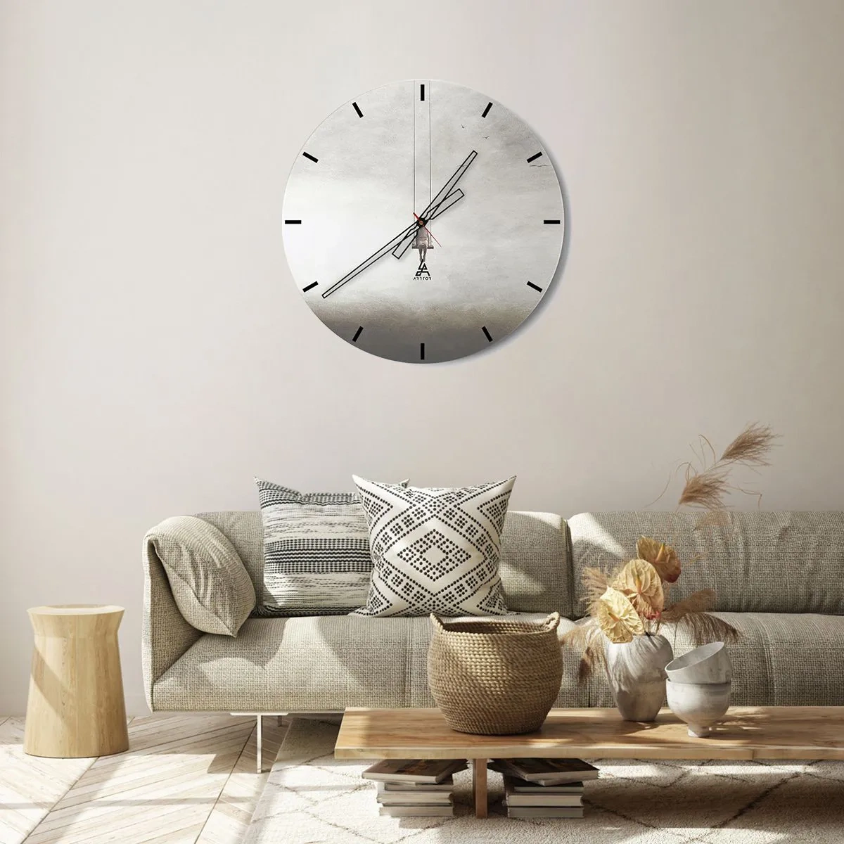 Falióra, Óra - Egy minimalista térben felfüggesztett hintán ülő alak - 30x30cm - A bennünk lévő gyerek - Modern fali dekoráció nappalihoz, konyhához és hálószobához ARTTOR