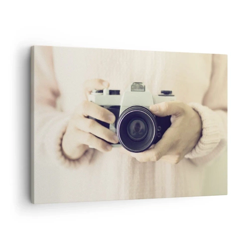 Vászonkép - Retro fényképezőgép kezében világos háttér előtt - 70x50cm - Többet látni... - Modern fali dekoráció nappalihoz és hálószobához ARTTOR