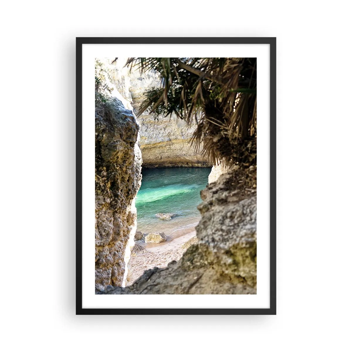 Poszter fehér keretben - Kilátás a rejtett strandra egy sziklás hasadékon keresztül - 50x70cm - Türkizkék öböl - Modern fali dekoráció nappalihoz és hálószobához ARTTOR