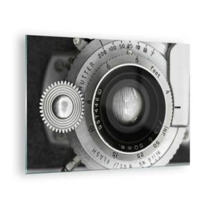 Üveg kép - Egy régi fényképezőgép lencséjének közeli képe, tele nosztalgiával és vintage hangulattal. - 70x50cm - Történet Hollywoodról - Modern fali dekoráció nappalihoz és hálószobához ARTTOR