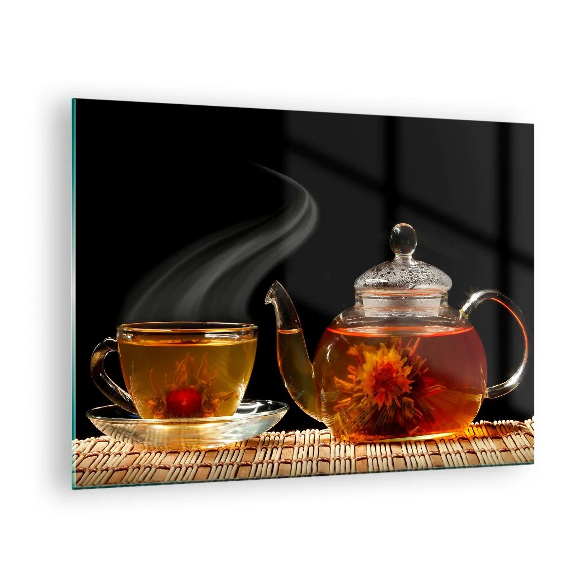 Üveg kép - Egy üvegkancsó és egy csésze tea virággal, fekete alapon - 70x50cm - A teafőzés varázsa és művészete - Modern fali dekoráció nappalihoz és hálószobához ARTTOR