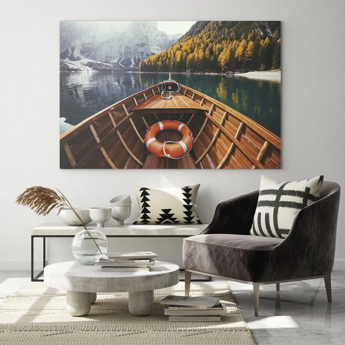 Üveg kép - Kilátás egy hegyi tóra és egy őszi erdőre egy fa csónakból - 70x50cm - Hegyi kirándulás - Modern fali dekoráció nappalihoz és hálószobához ARTTOR