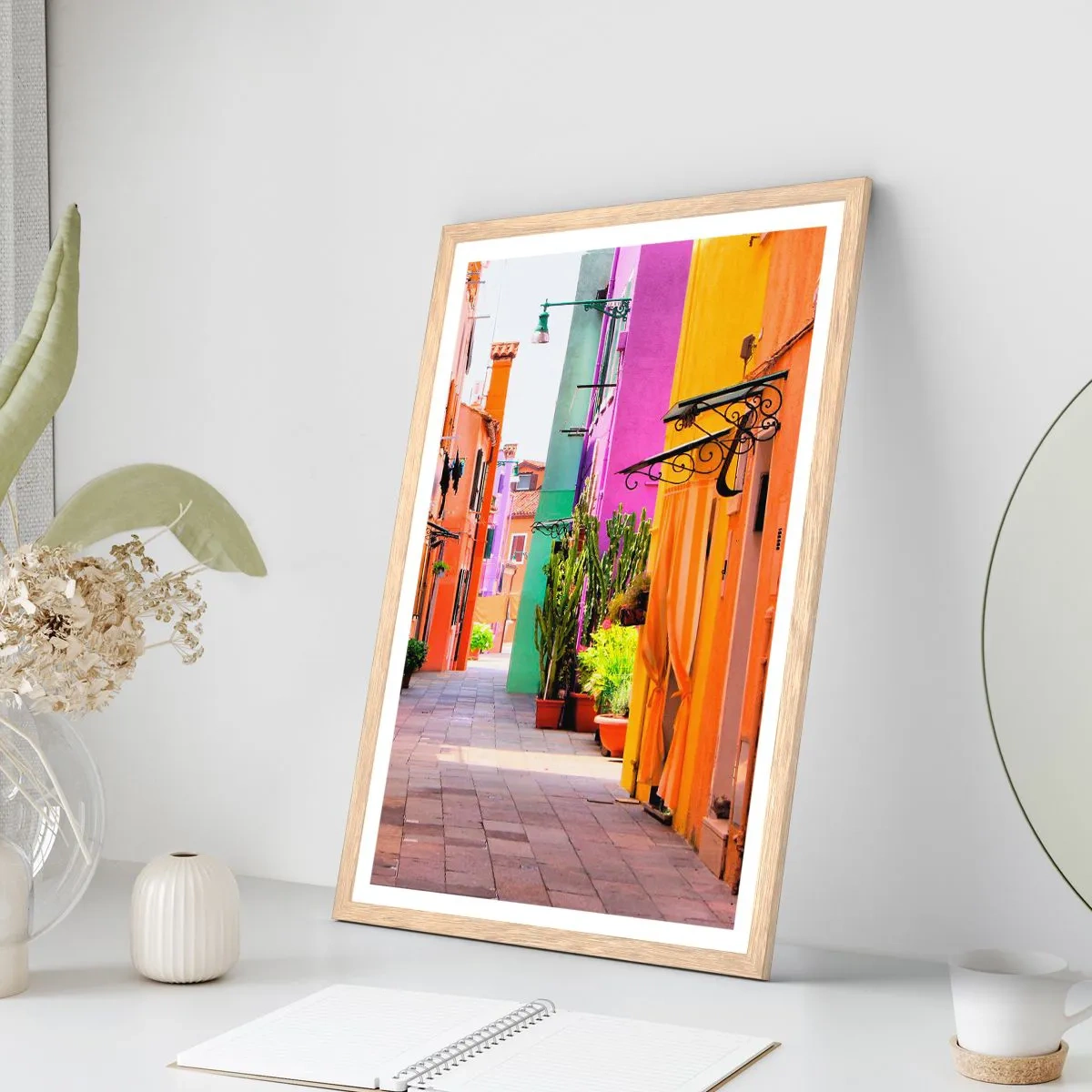 Poszter világos tölgy keretben - Szivárványos sikátor - 70x100 cm