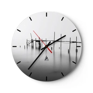 Falióra, Óra - Minimalista móló nyugodt vízen, szürke árnyalatokban - 30x30cm - Mi van, ha nincs világ? - Modern fali dekoráció nappalihoz, konyhához és hálószobához ARTTOR