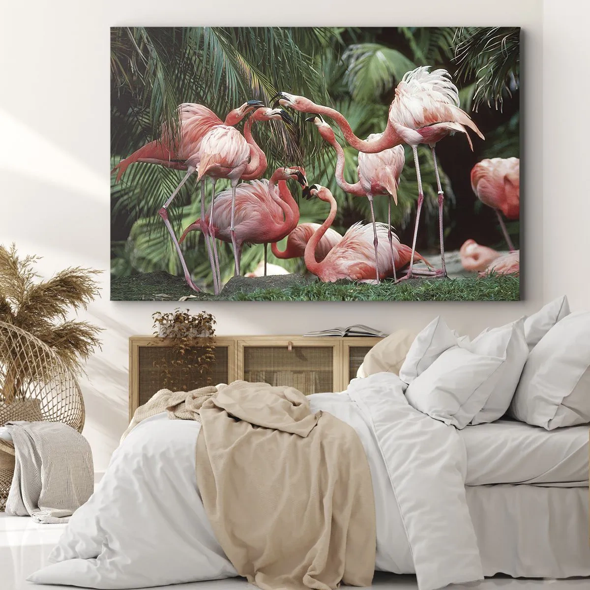 Vászonkép - Egy flamingócsoport trópusi környezetben, pálmafákkal körülvéve - 70x50cm - Délutáni pletyka - Modern fali dekoráció nappalihoz és hálószobához ARTTOR