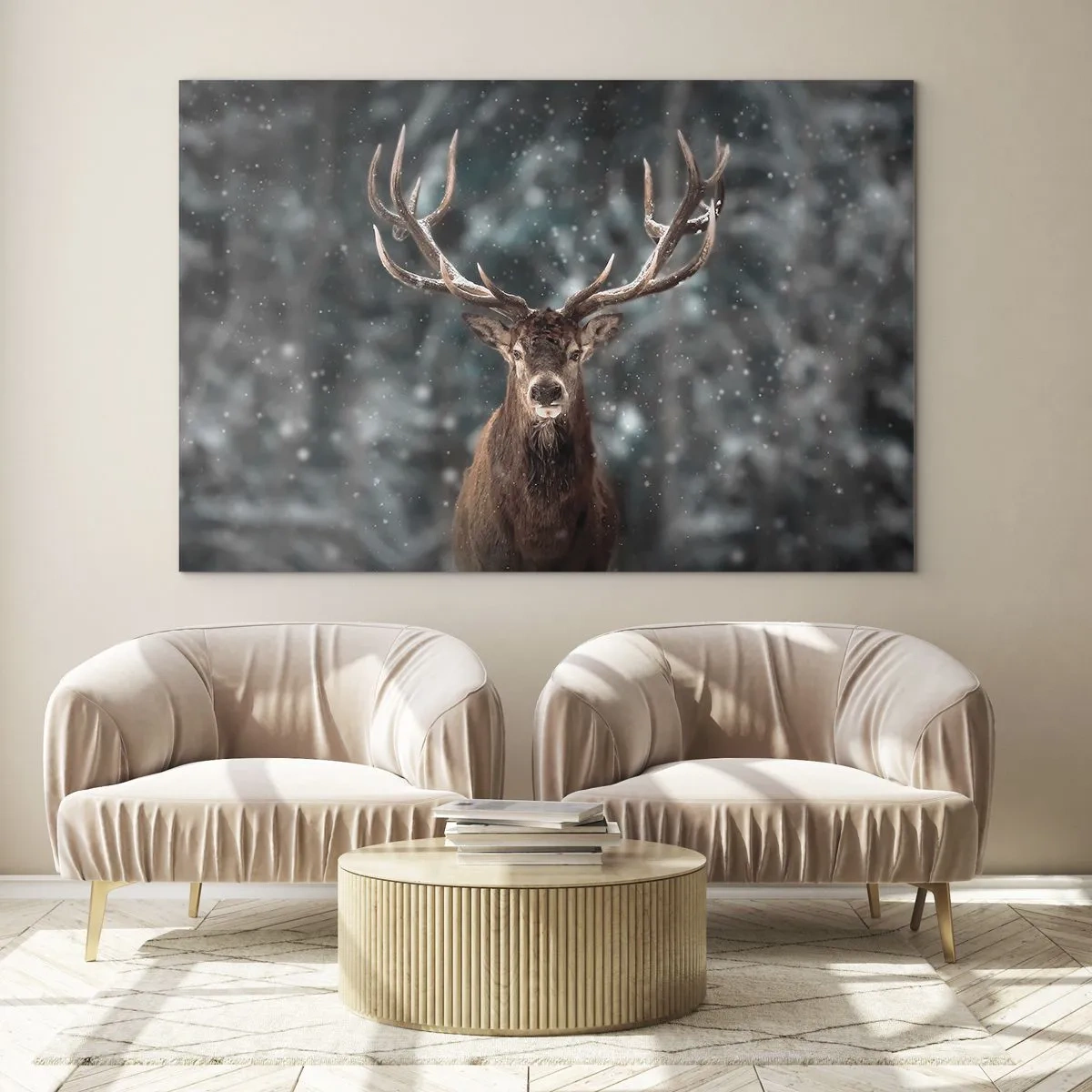 Üveg kép - Egy büszke szarvas a téli erdőben a hóesés közepette - 70x50cm - Az erdő királya koronázva - Modern fali dekoráció nappalihoz és hálószobához ARTTOR