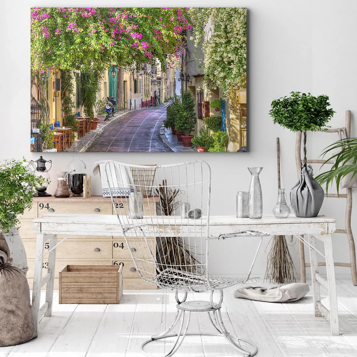 Vászonkép - Egy bájos utca virágzó szőlőtőkékkel és kávézói asztalokkal - 70x50cm - Virágzó sikátor - Modern fali dekoráció nappalihoz és hálószobához ARTTOR