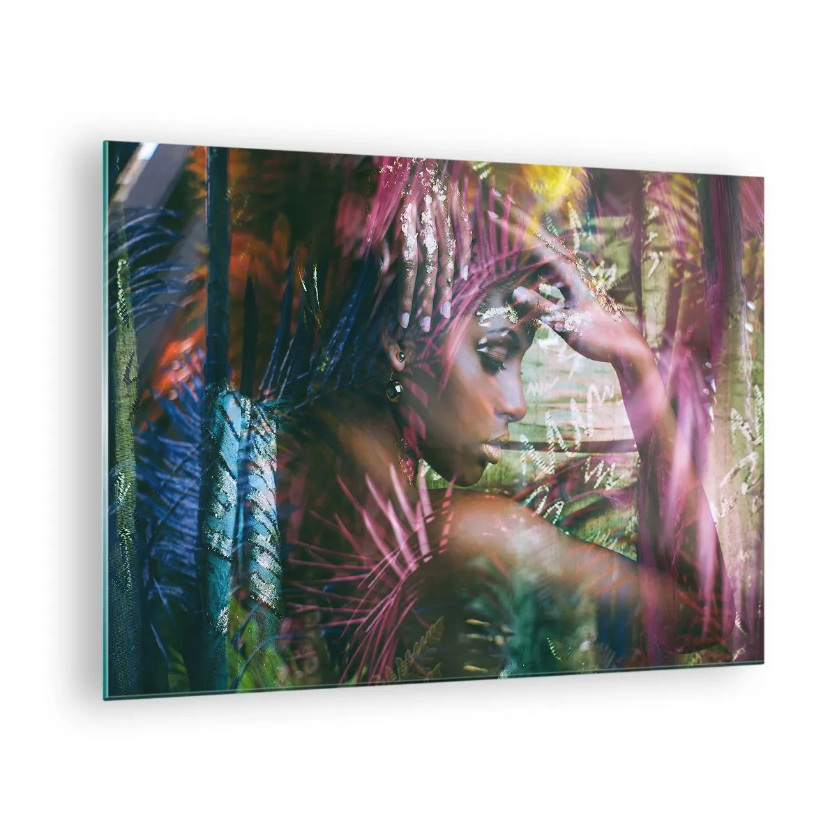 Üveg kép - Egy női portré trópusi levelek és a fény tükröződései között. - 70x50cm - Anyatermészet a dzsungelben - Modern fali dekoráció nappalihoz és hálószobához ARTTOR