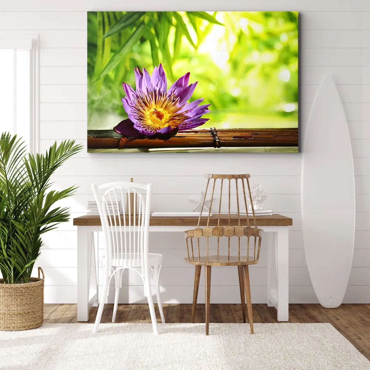 Vászonkép - Lila lótuszvirág zöld bambuszlevelek hátterében - 70x50cm - Az ázsiai napon - Modern fali dekoráció nappalihoz és hálószobához ARTTOR