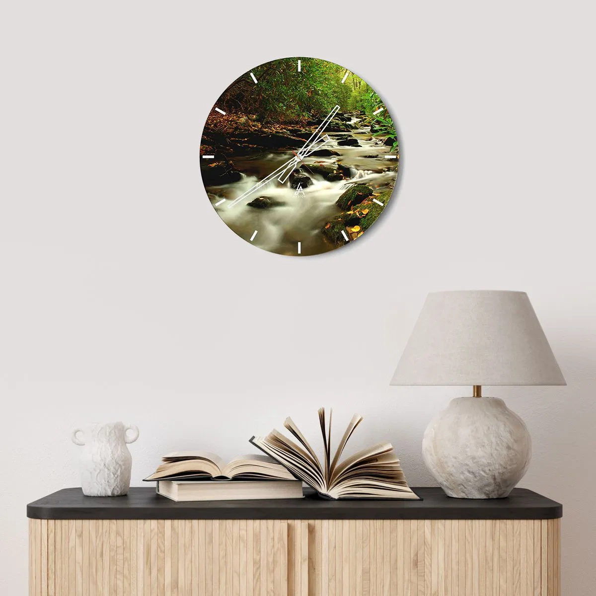 Falióra, Óra - Egy erdei patak, zöld növényzettel körülvéve - 30x30cm - Mint folyékony ezüst - Modern fali dekoráció nappalihoz, konyhához és hálószobához ARTTOR