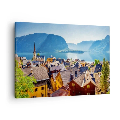 Vászonkép - Egy festői falu egy tó partján, hegyek veszik körül egy napsütéses napon - 70x50cm - Nem is lehetne festőibb - Modern fali dekoráció nappalihoz és hálószobához ARTTOR