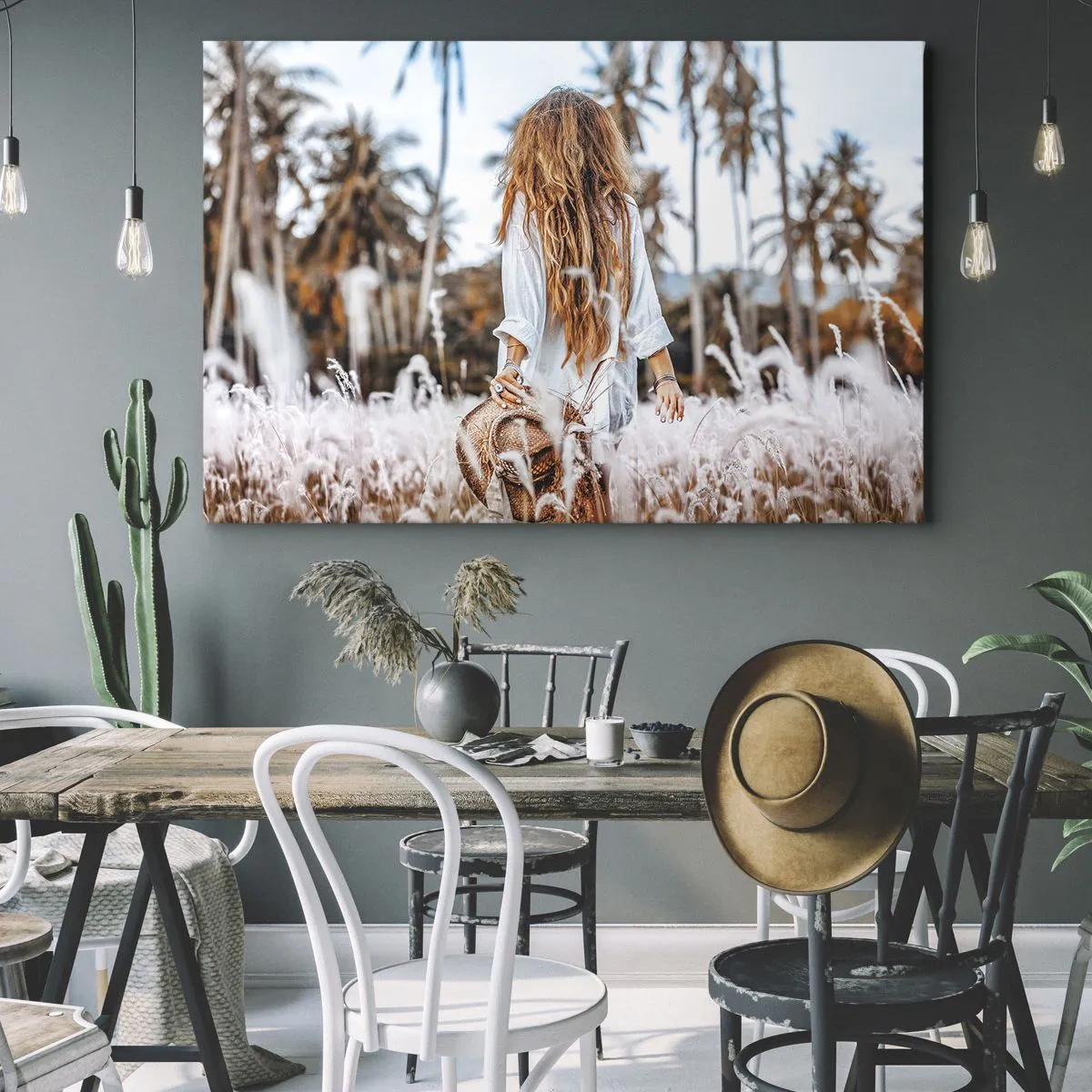 Vászonkép - Egy nő egy füves területen, pálmafákkal a háttérben naplementekor - 70x50cm - Fűbolyhból született - Modern fali dekoráció nappalihoz és hálószobához ARTTOR