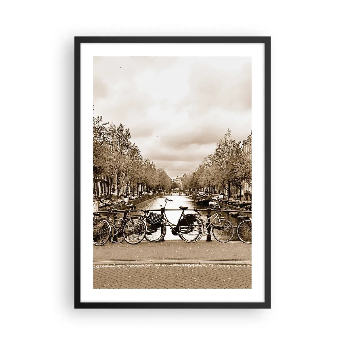Poszter fehér keretben - Szépiaszínű biciklik a csatorna partján - 50x70cm - Holland hangulat - Modern fali dekoráció nappalihoz és hálószobához ARTTOR