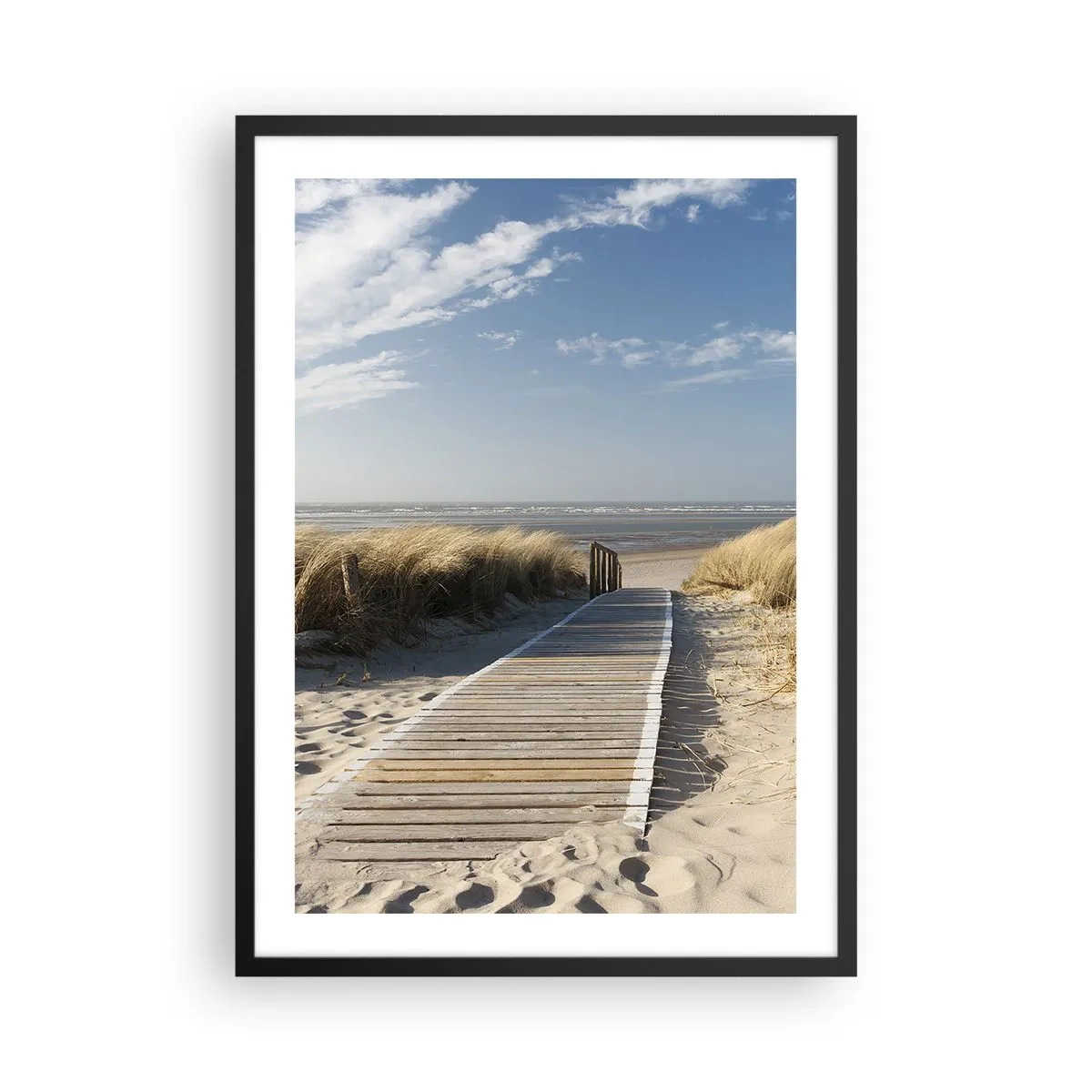 Poszter fehér keretben - Tengerparti ösvény a dűnék között, kék éggel - 50x70cm - A dűne mögött, a fű susogásában - Modern fali dekoráció nappalihoz és hálószobához ARTTOR