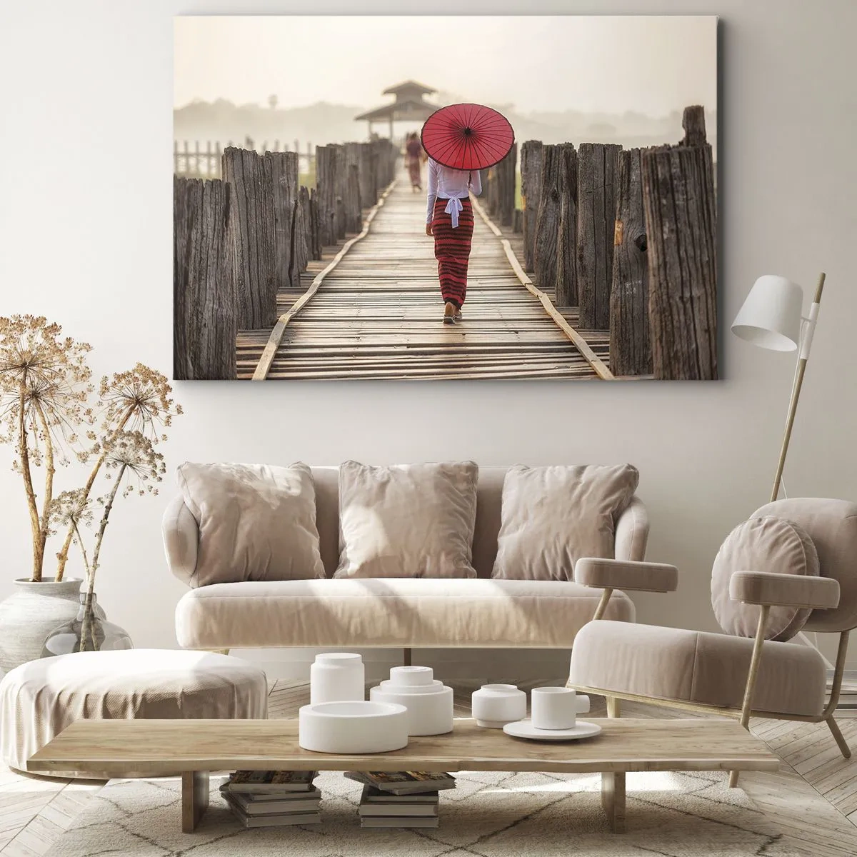 Vászonkép - Egy nő piros esernyővel egy fahídon - 70x50cm - A régi hídon - Modern fali dekoráció nappalihoz és hálószobához ARTTOR